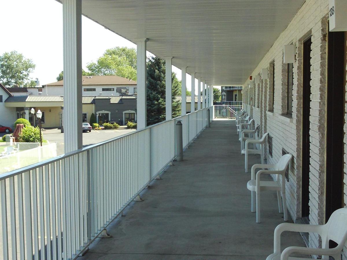 Auberge Harris Saint-Jean-sur-Richelieu Eksteriør billede